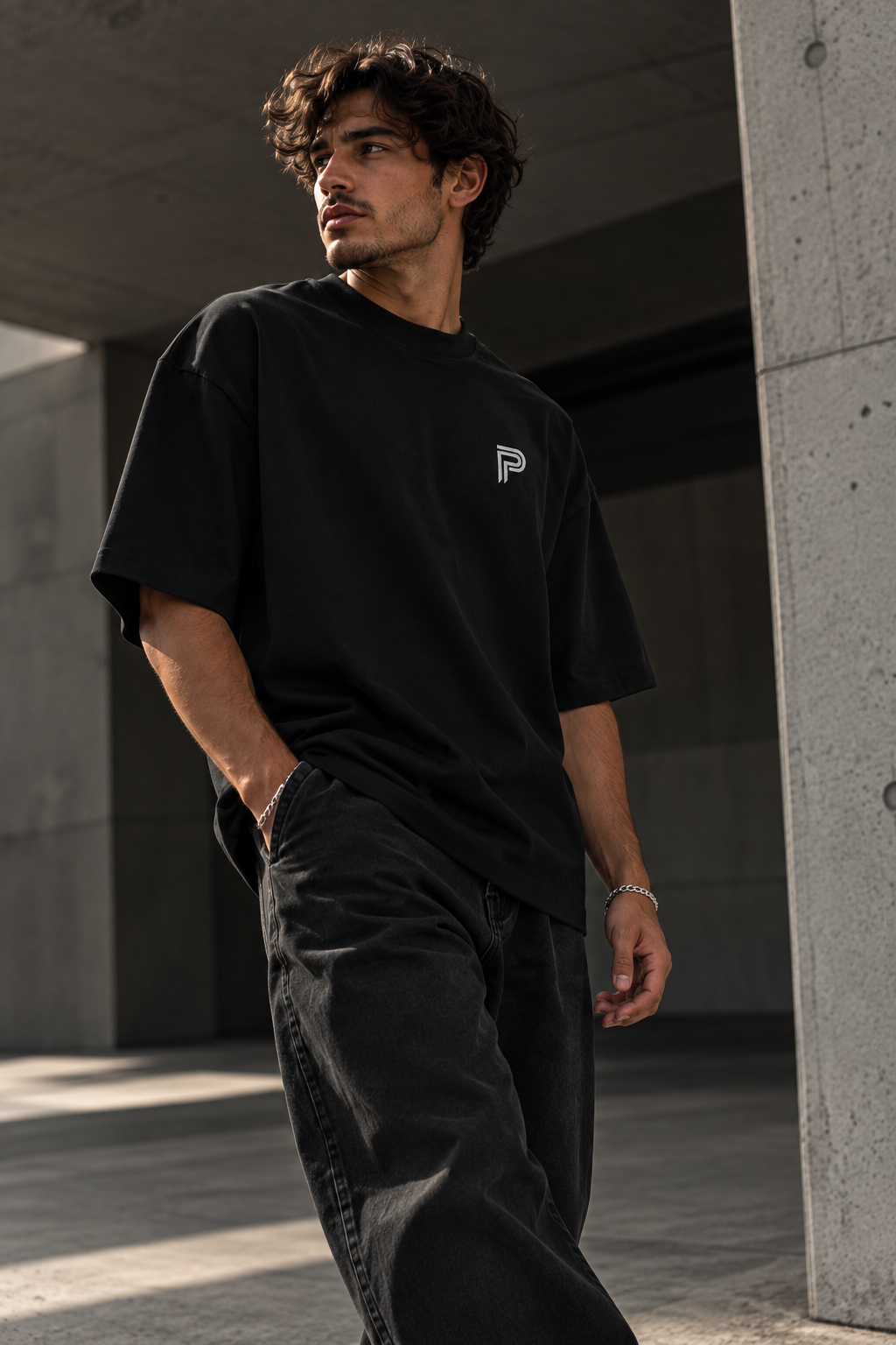 Oversize T-Shirt mit gesticktem Logo – PRIVE COLLECTIVE